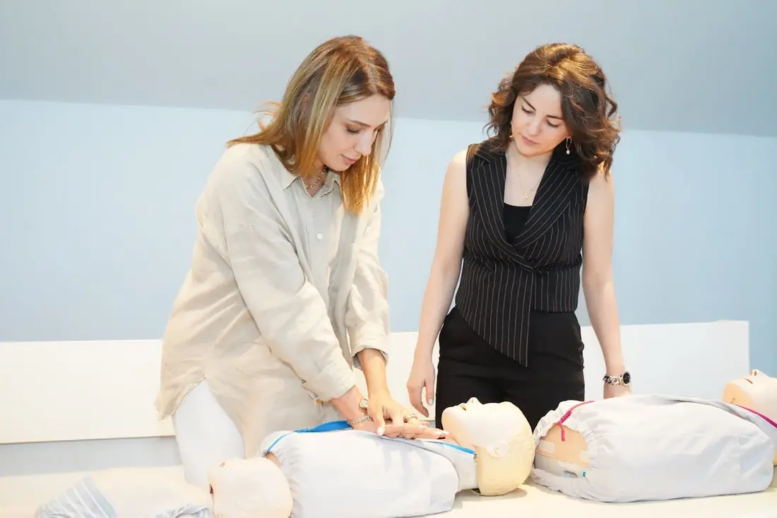 Formation SST Paris, deux stagiaires sur mannequin de premiers secours