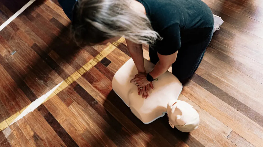 Formation SST Paris, pratique sur mannequin de massage cardiaque